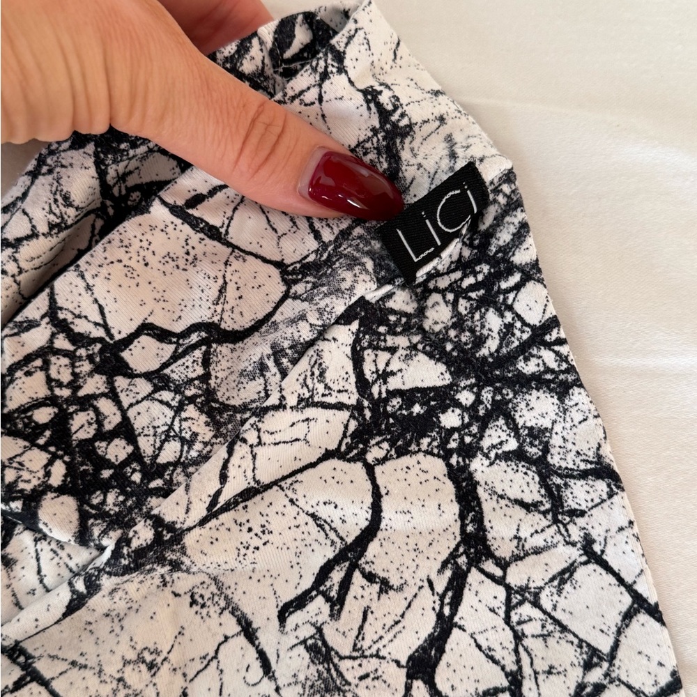 LiCi Fit vcut biker short 
Black and white design